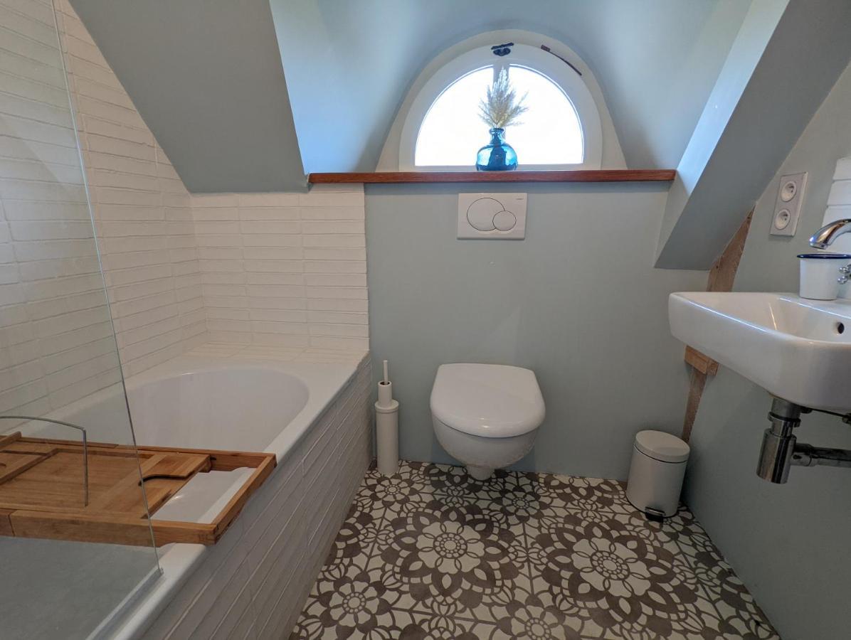 Maison Typique Bretonne Avec Toit De Chaume Camors Exterior foto