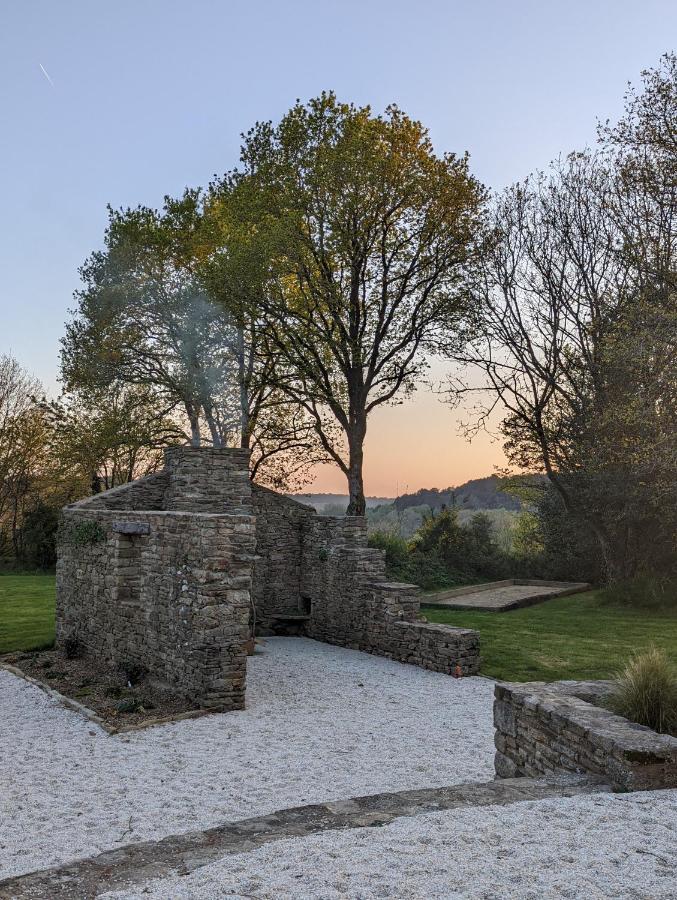 Maison Typique Bretonne Avec Toit De Chaume Camors Exterior foto