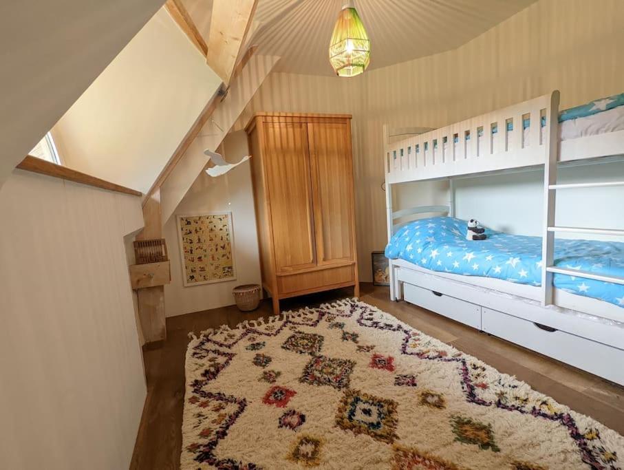 Maison Typique Bretonne Avec Toit De Chaume Camors Exterior foto