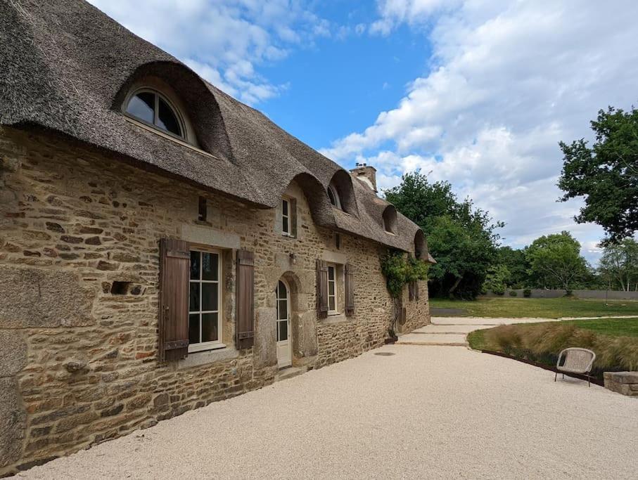 Maison Typique Bretonne Avec Toit De Chaume Camors Exterior foto