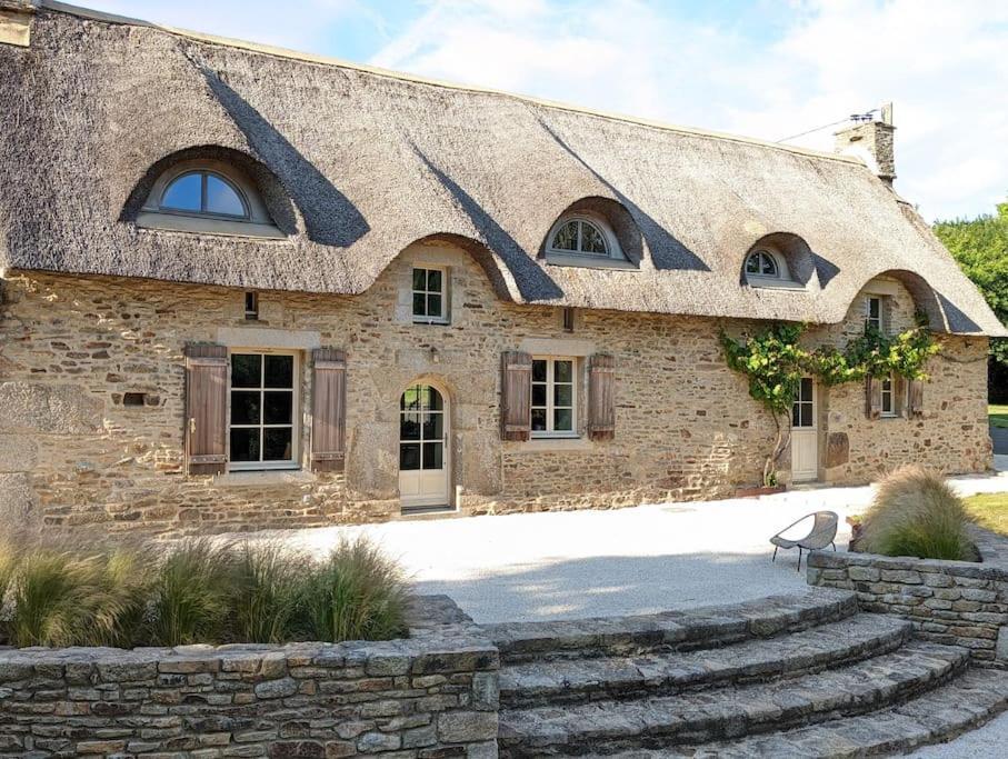Maison Typique Bretonne Avec Toit De Chaume Camors Exterior foto